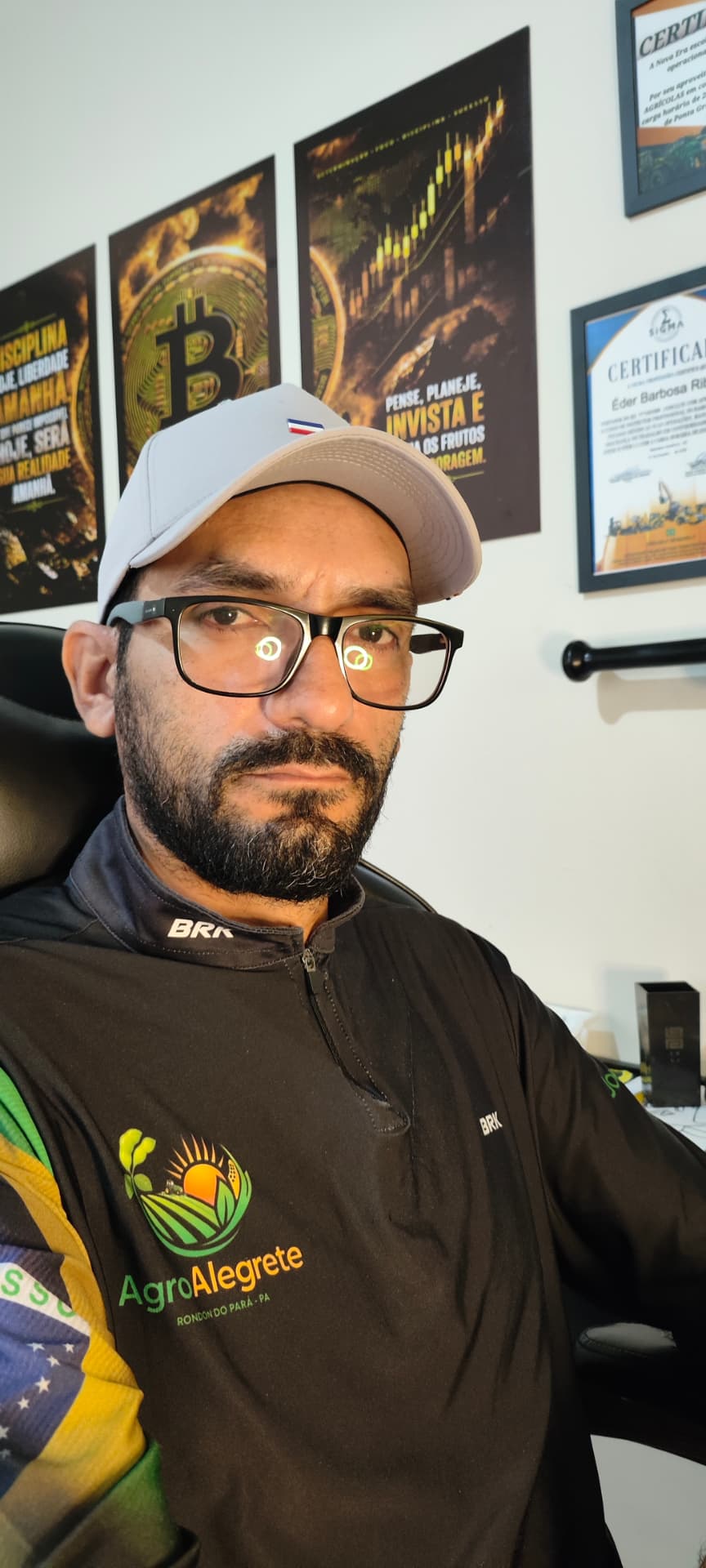 Éder Barbosa, mentor da Potencial Trader, em seu escritório de operações