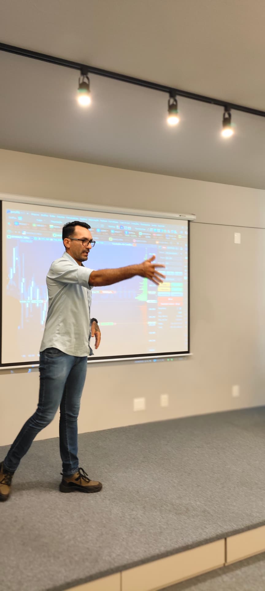 Mentor explicando a leitura do gráfico ao vivo durante encontro presencial